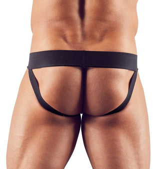 En muskulös, brunhyad individ avbildas bakifrån, iklädd Svarta Jockstrap I Nät. Jockstrap har ett extra brett gummikant midjeband med två remmar som leder till grenen samtidigt som skinkorna exponeras.