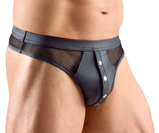 En man bär Svart Herrstring med Tryckknappar, kalsonger i svart mesh och läderimitation med tryckknappar framtill och nätpaneler för att göra dem extra snygga och stilfulla.
