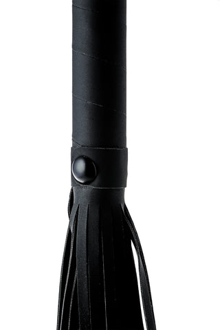 Närbild på Blaze Läderliknande Flogger 24cm, med ett svart läderliknande handtag med knapp och upphängningslister – en klassisk design mot vit bakgrund, perfekt för fans av BDSM och läderlook-accessoarer.