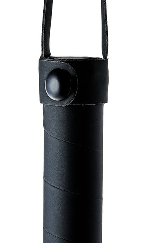 En närbild av Blaze Läderliknande Flogger 24cms svarta cylindriska fodral med knappstängning och bärrem. Dess eleganta läderlook-finish ger stil – perfekt för förvaring av dina favorit-BDSM-tillbehör eller flogger.