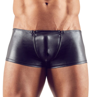 En muskulös man visar Herrboxers med Dubbel Dragkedja-svarta boxershorts i wetlook med dubbla blixtlås, från midjan till mitten av låret för en slående, sexig stil.