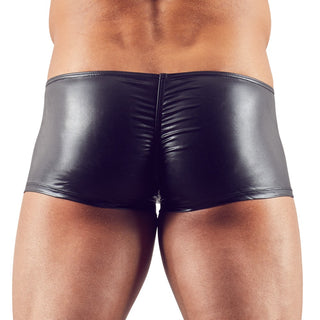 En man modellerar Herrboxers med Dubbel Dragkedja i glänsande svart wetlook-material, som visas bakifrån för att framhäva den glansiga ytan och den goda passformen.