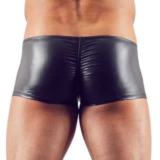 En man modellerar Herrboxers med Dubbel Dragkedja i glänsande svart wetlook-material, som visas bakifrån för att framhäva den glansiga ytan och den goda passformen.