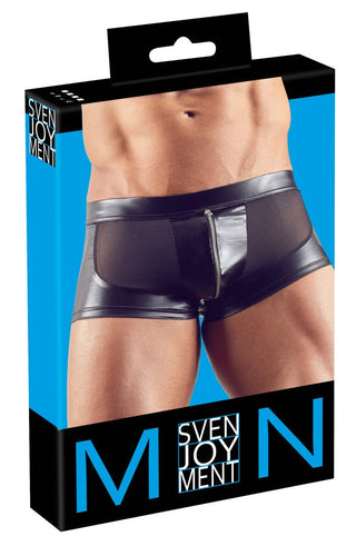 Detaljhandelsförpackning för Wetlook Kalsonger med Dragkedja - herrshorts i svart mesh och konstläder med dragkedja framtill märkta Svenjoyment Man, med djärv wetlook och andningsbar powernet-design.
