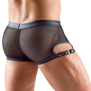 Med Herrboxer i Svart Mesh sportar personen svarta meshshorts med läderkant och justerbara lårband för en åtsittande passform. Cirkulära utskärningar ger stil, medan en rem sveper runt låret, allt mot en enkel bakgrund för att framhäva denna eleganta ensemble.