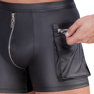 Närbild på en person som bär NEK Pants Matt Svart - åtsittande svarta skinnbyxor med blixtlåsförsedd cargo-ficka - när han öppnar fickans blixtlås.