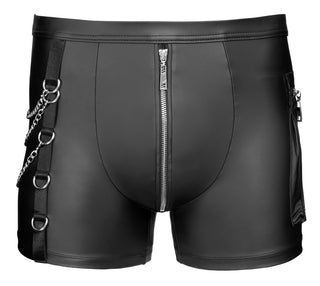 NEK Pants Matt Svart: Tight sittande svarta shorts i läderimitation med dragkedja fram, kedjor i sidorna och dekorativa metallringar för en edgy stil.