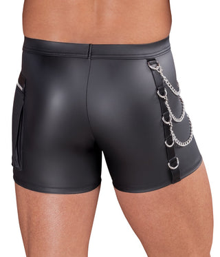 Någon har på sig NEK Pants Matt Svart, svarta shorts med kedjor i stil med cargo-ficka med dragkedja.