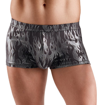 Person som bär Metalliska Kalsonger Svart/Silver-glänsande svarta boxershorts med ett djärvt silverflammigt mönster för en slående metallisk look. Visas från midjan till mitten av låret.