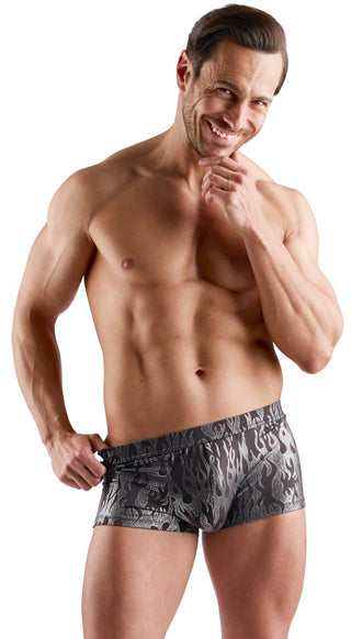 Självsäker man poserar i Metalliska Kalsonger Svart/Silver, ena handen på midjebandet, mot vit bakgrund.