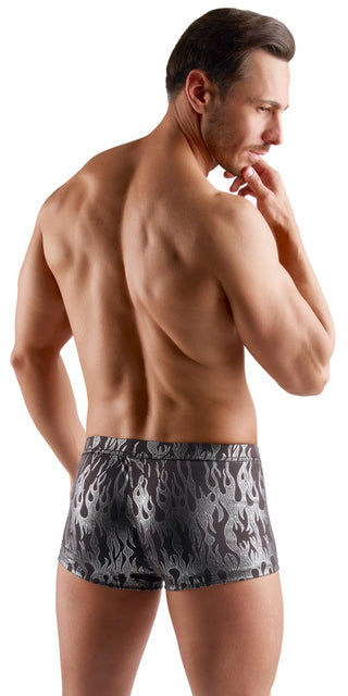 Skjortlös man iklädd Metalliska Kalsonger Svart/Silver med metallisk look och svart-silvermönster, poserar med ryggen vänd och handen på hakan.