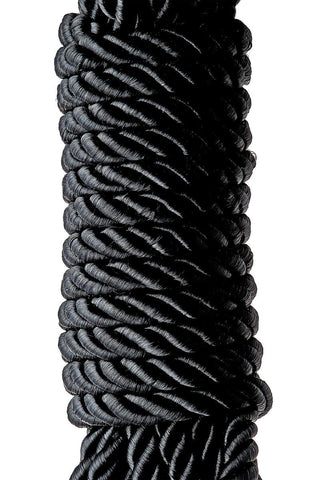 En närbild av Blaze 5 m Svart Bondage Rep lindad mot en vit bakgrund, vilket framkallar precisionen och konstnärskapet som är typiskt för BDSM-övningar.
