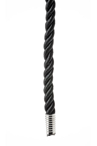Blaze 5 m Svart Bondage Rep är ett svart tvinnat rep tillverkat av slitstark nylon, med ett silvermetalländlock, isolerat på en vit bakgrund.