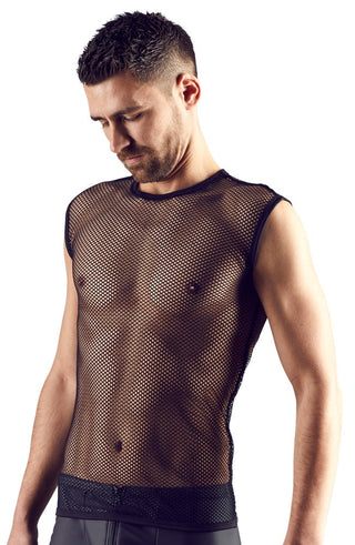 En man med en edgy look bär M. Net Shirt, en ärmlös topp i svart mesh, medan han blickar nedåt mot en vanlig vit bakgrund.