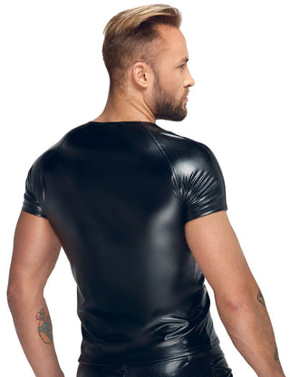 Sett bakifrån bär en person med kort blont hår Matt Glänsande Powerwetlook Skjorta – en blank svart kortärmad skjorta. Det perfekta passformen visar upp sina tatueringar när de självsäkert står mot en vit bakgrund.