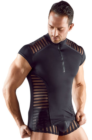 Man bär Svart Transparent Skjorta Herr i matt svart mikrofiber med skira ränder och tittar ner med böjda armar.