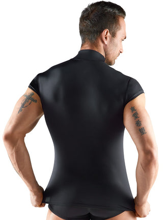 Tatuerad man bär en Svart Transparent Skjorta Herr i mattsvart mikrofiber, sedd bakifrån när han lyfter upp fållen något.