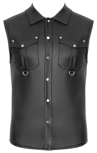 Ärmlös svart wetlook-väst med tryckknappar, bröstfickor med lock och metallringdetaljer.