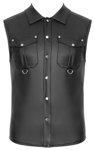 Ärmlös svart wetlook-väst med tryckknappar, bröstfickor med lock och metallringdetaljer.