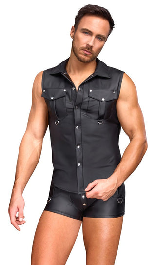 Svart wetlook-väst och matchande shorts i glänsande syntetmaterial, visas mot en enfärgad bakgrund.