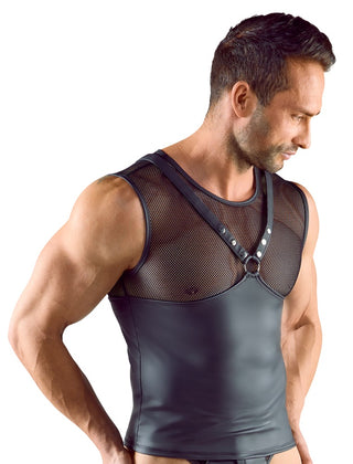 En man bär Svenjoyment Harness Skjorta, en fetischinspirerad ärmlös skjorta i svart mesh och konstläder med bröstsele-remmar i harness-stil.