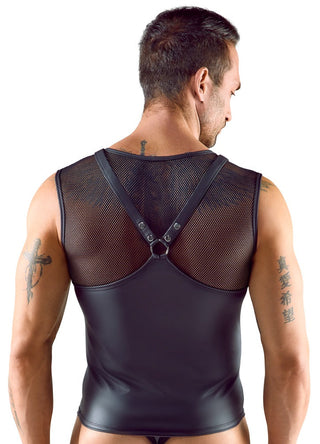 Man med tatueringar bär Svenjoyment Harness Skjorta, ett linne i svart nät och konstläder, sett bakifrån mot en vit bakgrund.