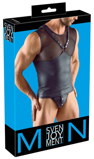 En man modellerar Svenjoyment Harness Skjorta - en ärmlös skjorta i mesh med bröstsele i konstläder - på en blå Svenjoyment-box, perfekt för fetischmode-fans.