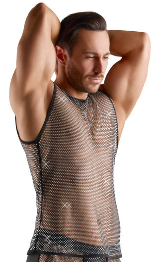 En man som bär Svenjoyment Nättröja Herr poserar med armarna upplyfta bakom huvudet.