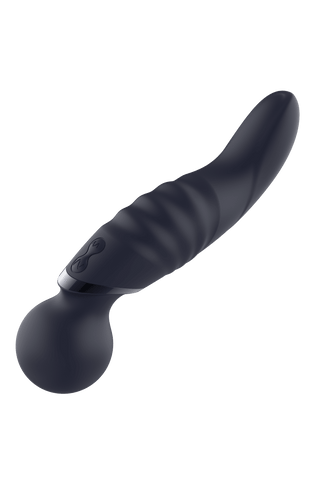 Glam Dual Wand Vibe är en elegant, svart silikonvibrator med en design med dubbla ändar och en böjd siluett. Dess strukturerade yta ger ökad njutning, medan det cirkulära handtaget möjliggör enkel manövrerbarhet, vilket gör den perfekt för personlig massage.