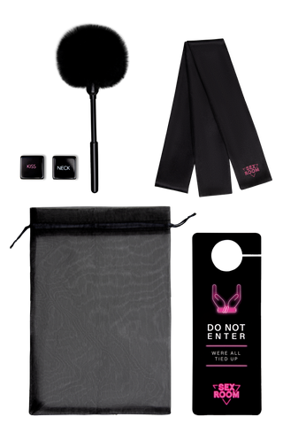 Sex Room Raunchy Vibe Set är perfekt för nybörjare, med en svart fjäderkittlare, silkesfästen, nätpåse, tärningar och en Do Not Enter-dörrskylt-allt snyggt presenterat mot vit bakgrund.