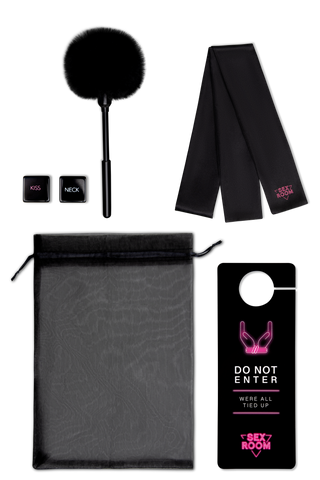 Sex Room Raunchy Vibe Set - svart nybörjarset med fjädertickler, tärning, satinsnöre, meshpåse och "Do Not Enter"-dörrskylt.