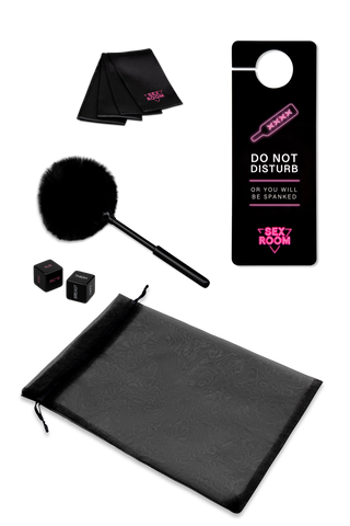 Sex Room Raunchy Vibe Set är ett snyggt kit för nybörjare som innehåller en svart fjäderkittlare, tärningar, kort, dörrhängare och en svart påse med dragsko - allt på en vit bakgrund.