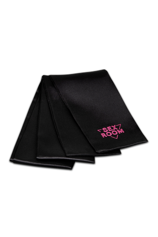 Svart satinscarf med "SEXY ROOM" broderat i rosa på hörnet, från Sex Room Raunchy Vibe Set. Perfekt att kombinera med setet eller för nybörjare som utforskar nya sensationer. Visas mot en vit bakgrund.