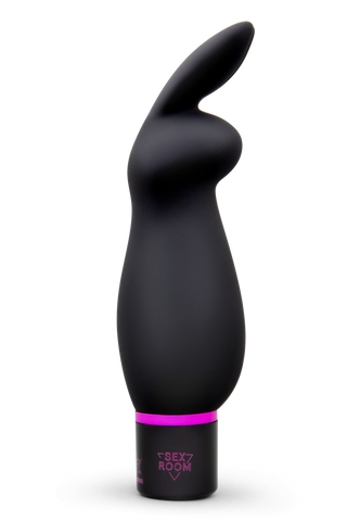 Sex Room Raunchy Vibe Set: Svart silikonvibrator med kaninöron, böjd topp och lila bas på vit bakgrund - perfekt för nybörjare eller som tillägg i ett sexleksaksset.