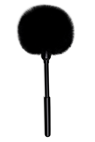 Sex Room Raunchy Vibe Set har en svart fluffig fjäderkittlare med ett svart handtag, perfekt för nybörjare som utforskar nya sensationer eller för att förbättra sexleksakssetet, visas mot en vanlig ljus bakgrund.