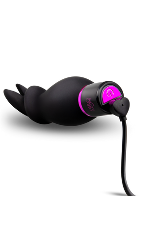 Sex Room Raunchy Vibe Set innehåller en svart vibrator med kaninöron och en rosa strömbrytare, som laddas via kabel - perfekt för nybörjare.