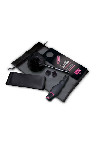 Sex Room Raunchy Vibe Set: svart sexleksaksset för nybörjare med vibrator kaninöron, tärningar, ögonbindel, fjäderkittlare och påse - allt på vit bakgrund.