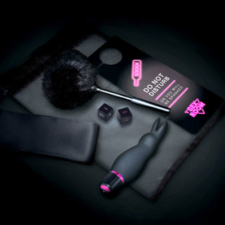 Sex Room Raunchy Vibe Set innehåller vuxenleksaker, tärningar, en fjäderkittlare och en Do Not Disturb-skylt på en mörk bakgrund - perfekt som ett sexleksaksset för nybörjare.