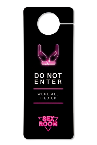 Sex Room Vibe Kit har en svart dörrhängare med neonrosa text - DO NOT ENTER, WE'RE ALL TIED UP, SEX ROOM - och en ikon med knutna händer, perfekt för privata stunder med din favoritvibrator eller sexleksaker.