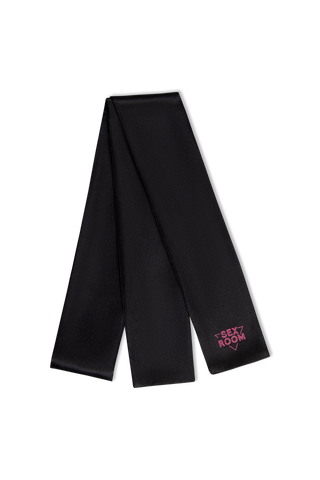 Svart satinscarf med "SEXY ROOM" broderat i rosa i ena änden, perfekt att kombinera med ditt Sex Room Vibe Kit. Visas på en vit bakgrund.
