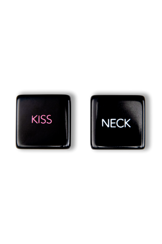 Lägg till lekfull spänning i ditt Sex Room Vibe Kit med dessa två svarta tärningar som visar "KISS" och "NECK" - perfekt för att utforska nya sensationer och förbättra dina favoritleksaker på en vit bakgrund.