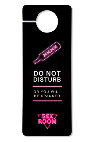 Svart dörrhängare med neonpaddel och budskapet: STÖR INTE ELLER DU KOMMER ATT FÅ SMISK. Perfekt för ditt sexrum eller när du utforskar nya leksaker som Sex Room Vibe Kit.