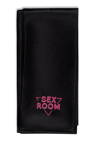 En vikt svart satinduk med "Sex Room" i rosa längst ned - perfekt för förvaring av ditt Sex Room Vibe Kit eller för att diskret gömma undan en vibrator.