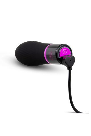 En svart och lila vibrator från Sex Room Vibe Kit är ansluten till en laddningskabel mot en vit bakgrund.