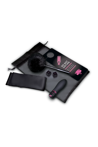 Sex Room Vibe Kit innehåller en mask, vibrator, handbojor i päls, tärningar och en vibrerande ring i en elegant svart satinpåse - allt elegant presenterat på en vit bakgrund.