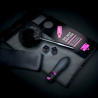 Sex Room Vibe Kit innehåller vuxenleksaker, tärningar, en elegant vibrator, en ögonbindel och en "Stör ej"-hängare - perfekt för lekfulla nätter och nya upplevelser.
