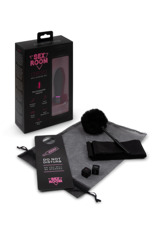 Sex Room Vibe Kit innehåller en elegant svart vibrator, fluffig kittlare, lekfulla tärningar, ögonmask och förvaringspåse - allt du behöver för oförglömliga sensuella stunder i en elegant presentförpackning.