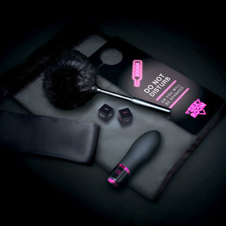 Sex Room Vibe Kit innehåller vuxenleksaker, tärningar, en elegant vibrator, en ögonbindel och en "Stör ej"-hängare - perfekt för lekfulla nätter och nya upplevelser.