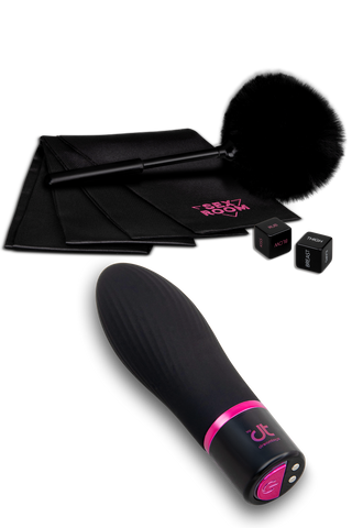Sex Room Vibe Kit består av en svart fjäderkittlare, svart vibrator, satinfästen och två svarta tärningar - allt arrangerat på en vit bakgrund för en lyxig sexleksaksset-upplevelse.