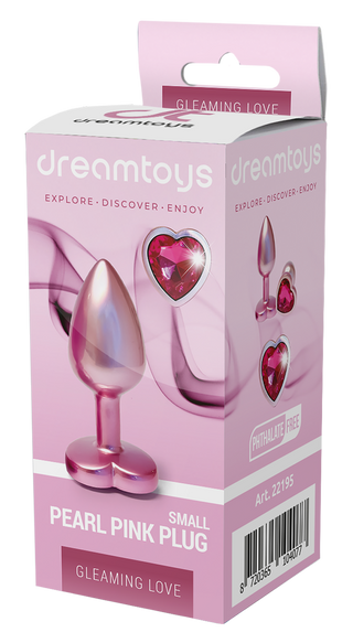 Rosa låda märkt dreamtoys med Pearl Pink Buttplugg Small med hjärtformad bas och en liten, pärlemorskimrande rosa plugg prydd med ett juvelbesatt hjärta på framsidan.